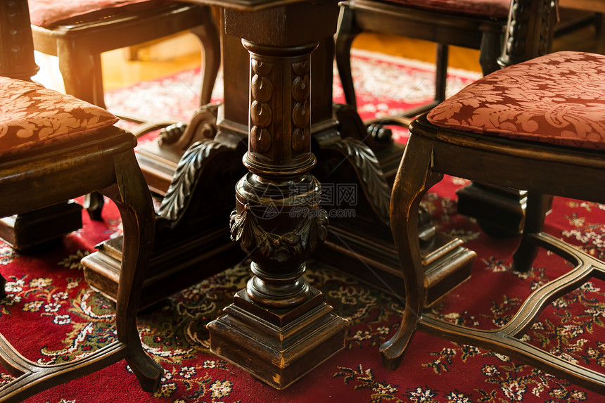 古董木制家具地毯上的经典椅图片