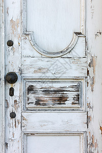旧的白色木门油漆剥落锁生锈图片