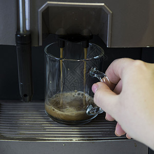 刚用咖啡机准备的透明咖啡图片