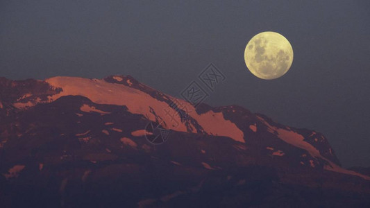 满月在智利圣地亚哥图片