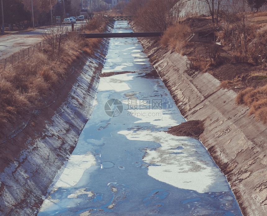 水道中废水污染和垃图片