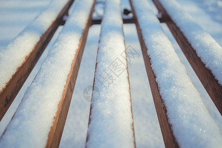 冬季初公园小巷的座椅图片