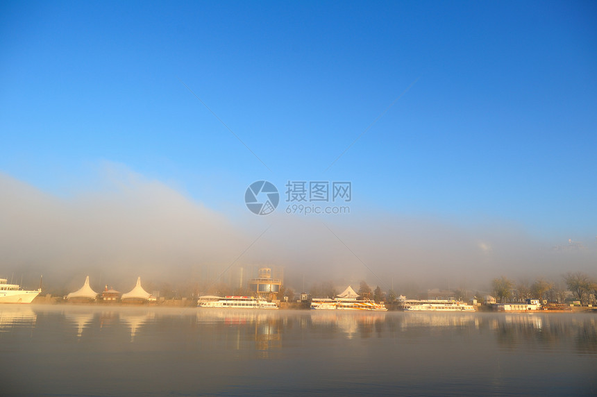 城市在雾中从河边的风景雾出来图片