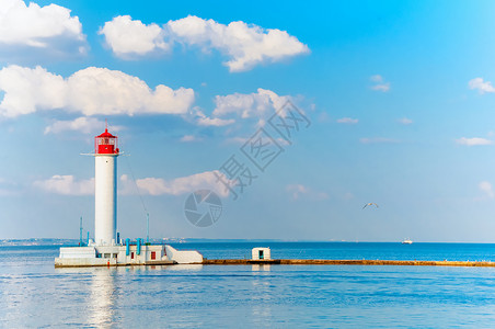 奥德萨红白灯塔阳光明媚的夏日阳光明媚在黑海中部蓝图片