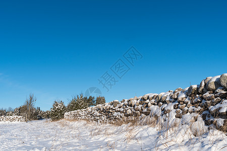 低透视图像中雪覆盖石墙的冬地图片