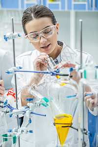 在化学实验室做防护镜实验的女科学家背景图片