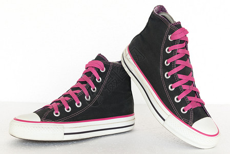 白色背景的黑色和粉色运动鞋风格的图片