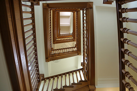 棕色木质楼梯在没有电梯的图片