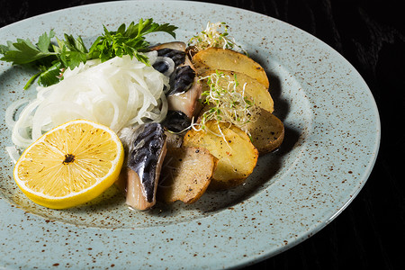 鲱鱼和土豆的开胃菜图片