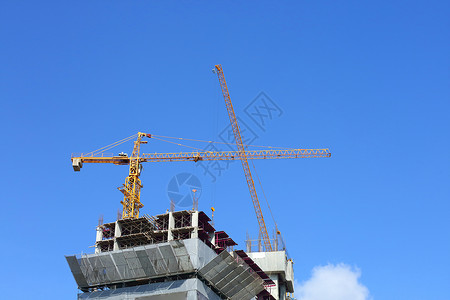 建筑工地建筑业中蓝色天空背景清晰的起重机图片