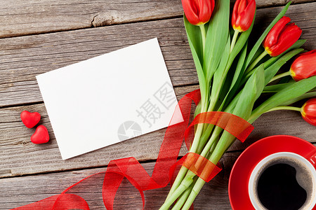 红色郁金香白的情人节贺卡和糖果图片