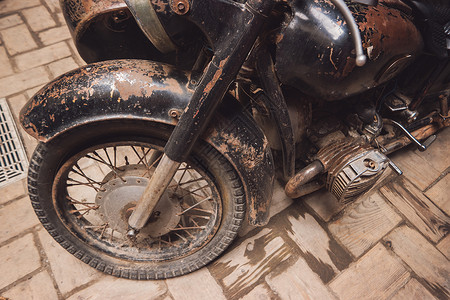 老生锈的摩托车摩托车轮图片
