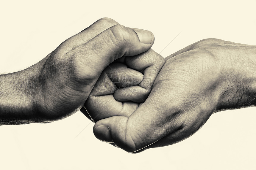 男和女手在握手中团结起来这可能意味着帮助监护保护爱关怀等此图像被隔离图片