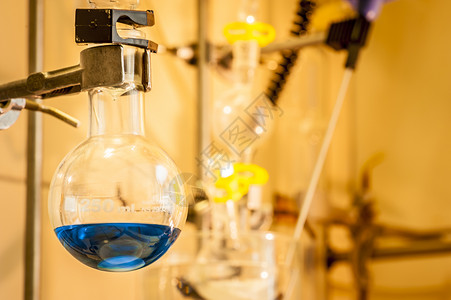 烧瓶中的蓝色化学液体图片