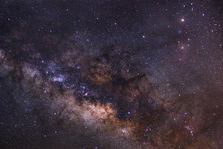 银河系与宇宙中的恒星和空间尘埃相近长距离照射图片