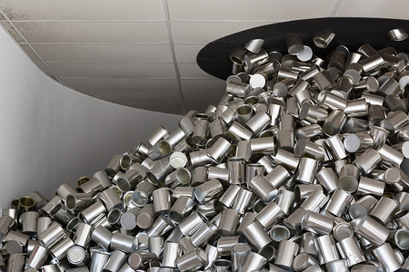 一群铝罐从黑洞从白厅天图片