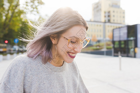城市户外年轻美丽的高加索紫色灰头发女人的肖像微笑图片
