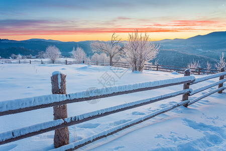 山中美丽的冬季景观日出图片