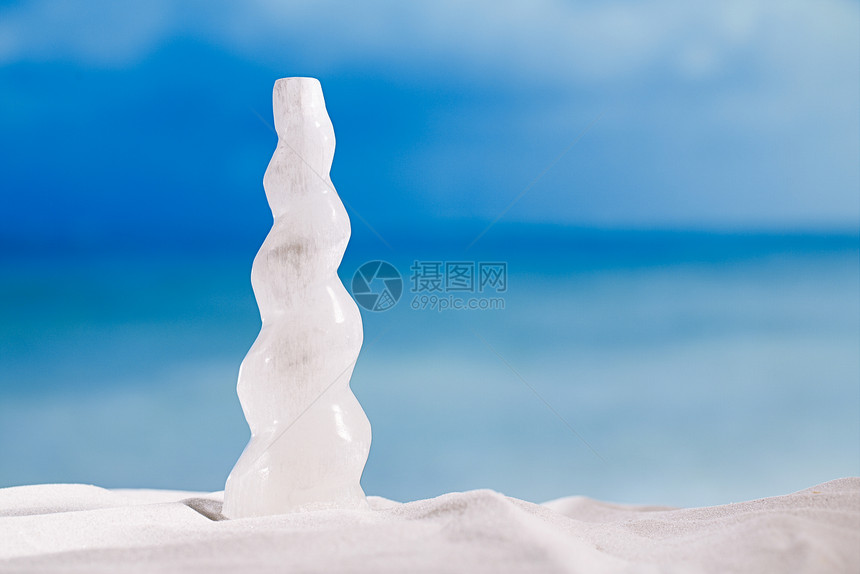 沙滩和海景背上的白晶状图片