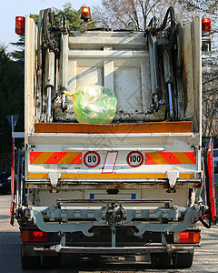 巨大的城市环卫车在城市收集固体废物和一图片