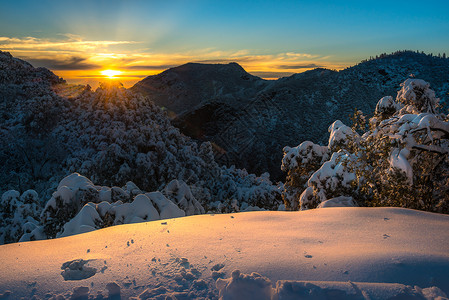 冬季在山上冬日落时风景摄影图片