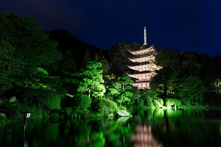 日本琉璃光寺宝塔背景图片