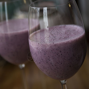 健康的香蕉蓝莓和牛奶冰沙图片