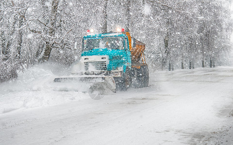 雪犁在暴风雪期间除雪图片