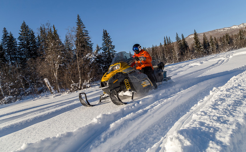 骑着雪地摩托的员在南乌拉尔山脉的冬季图片