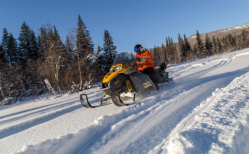 骑着雪地摩托的员在南乌拉尔山脉的冬季图片