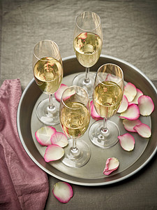杯香槟和玫瑰花瓣图片