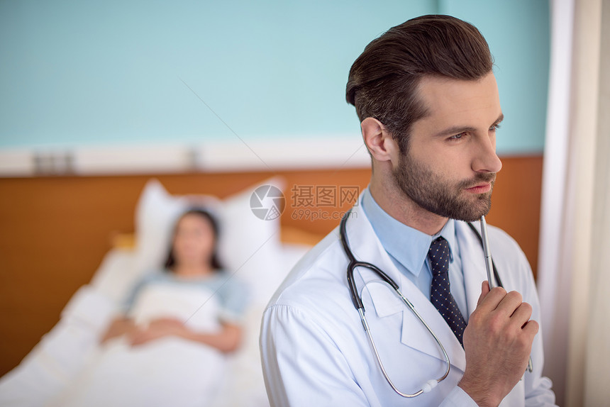 带听诊器的男医生在医院图片