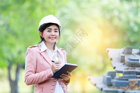 亚洲工程师女工程师检查建筑工地商业环境工程师概念图片