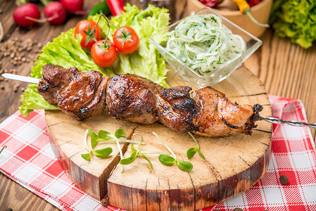 美味多汁的串肉或羊肉串在猪里脊肉串上图片