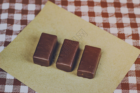 一张纸上的巧克力糖方格背景图片