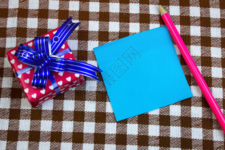 蓝叶笔记用铅笔和礼物在桌子上图片