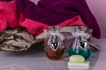 情人节爱美丽的概念两个幸福Aroma套餐肥皂毛巾图片