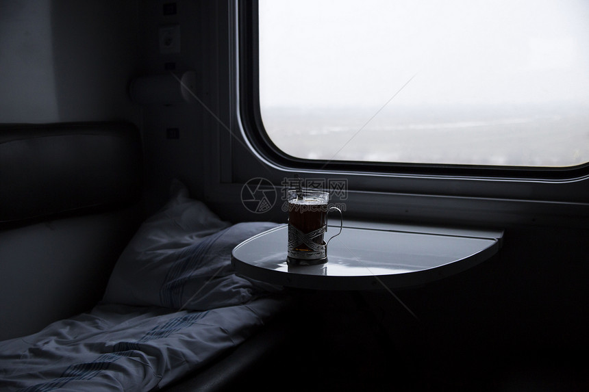 火车厢里的茶旅行图片