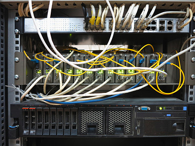 服务器架与服务器室面板连接的互联网图片