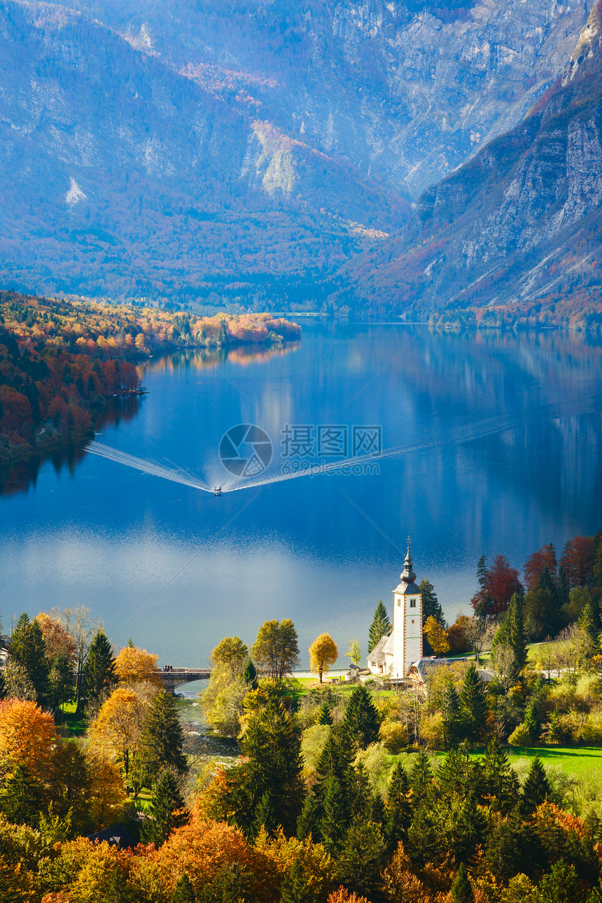 Alps的Bohinj湖空中观察图片