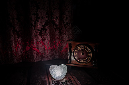 老式时钟时间和爱情概念选择焦点或心红绿粉红图片
