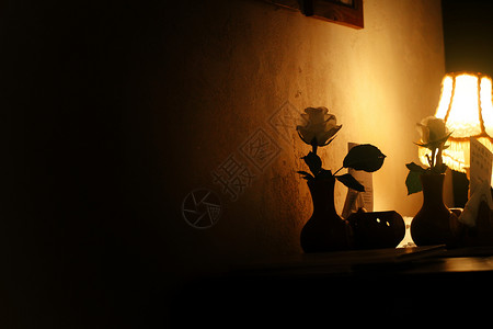 夜灯在咖啡厅古旧房间配有玫瑰图片