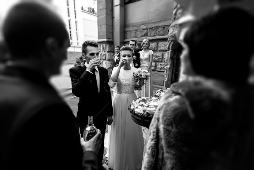 快乐的新娘和新郎敬酒和欢笑图片