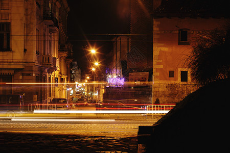 欧洲城市街道上晚的交通图片