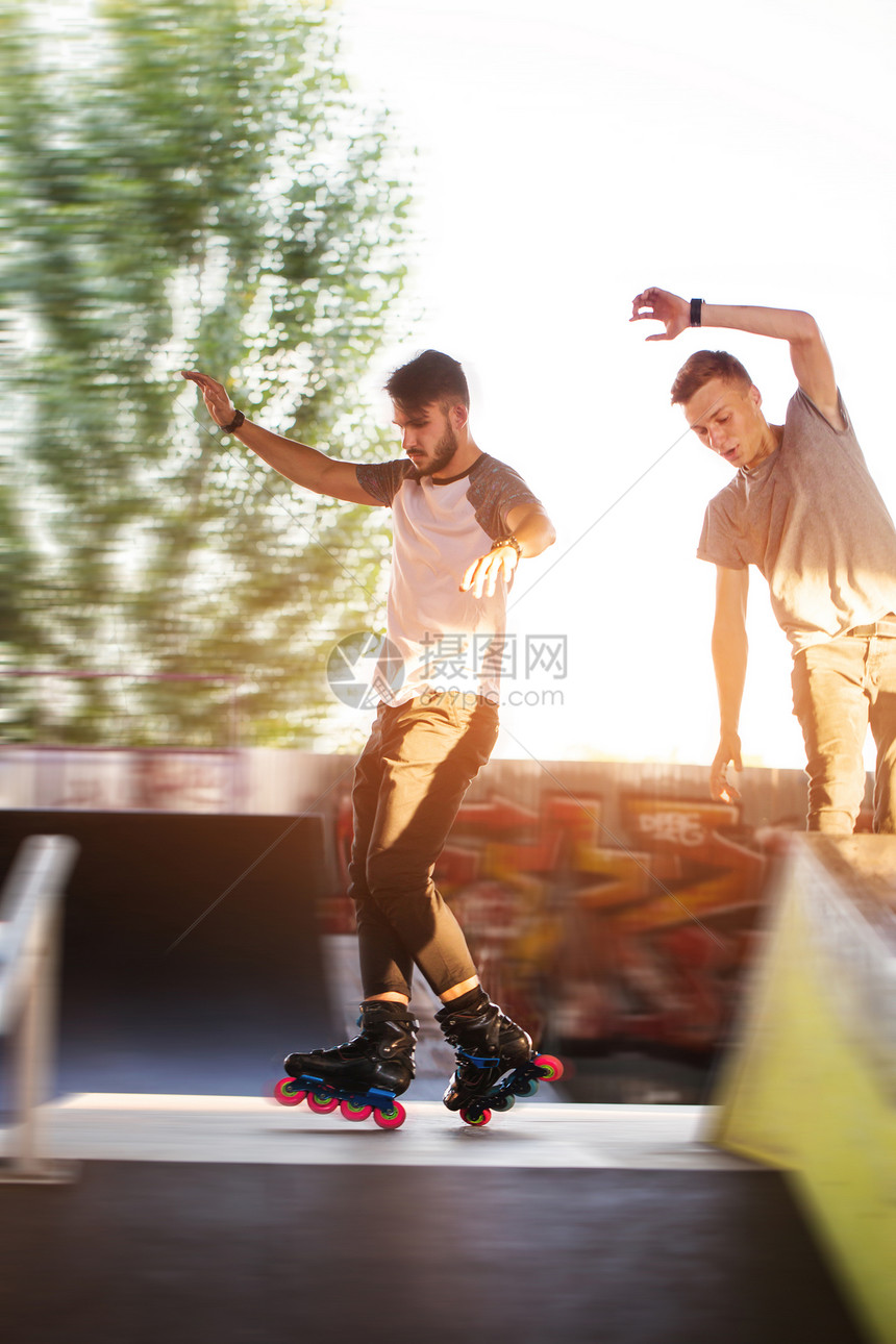 年轻人滚车两个人在户外玩滑图片