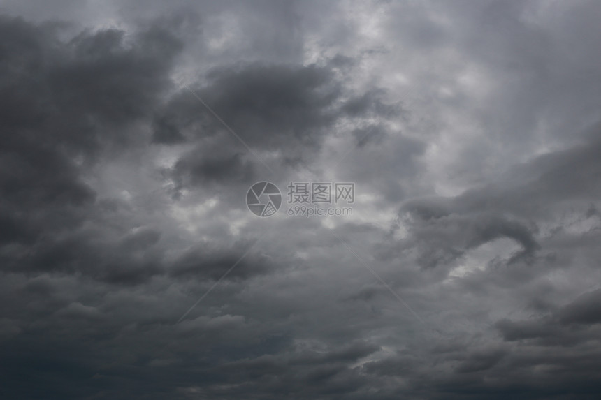 云层在天空中弥漫以气候为概念白天的寒冷天气图片