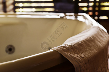 空气能热水空热水浴缸在空气中舒缓的空背景