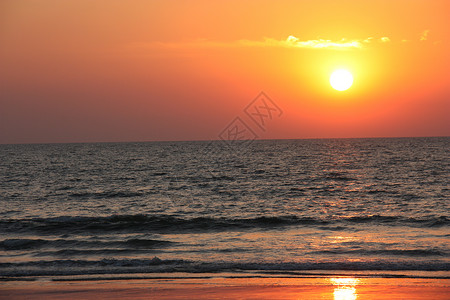 海边的橙色日落在图片