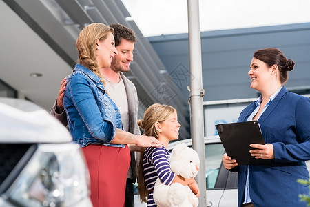 汽车经销商在购买汽车时向家庭提供咨询图片
