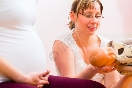 助产士在实践中为孕妇提供产前护理图片